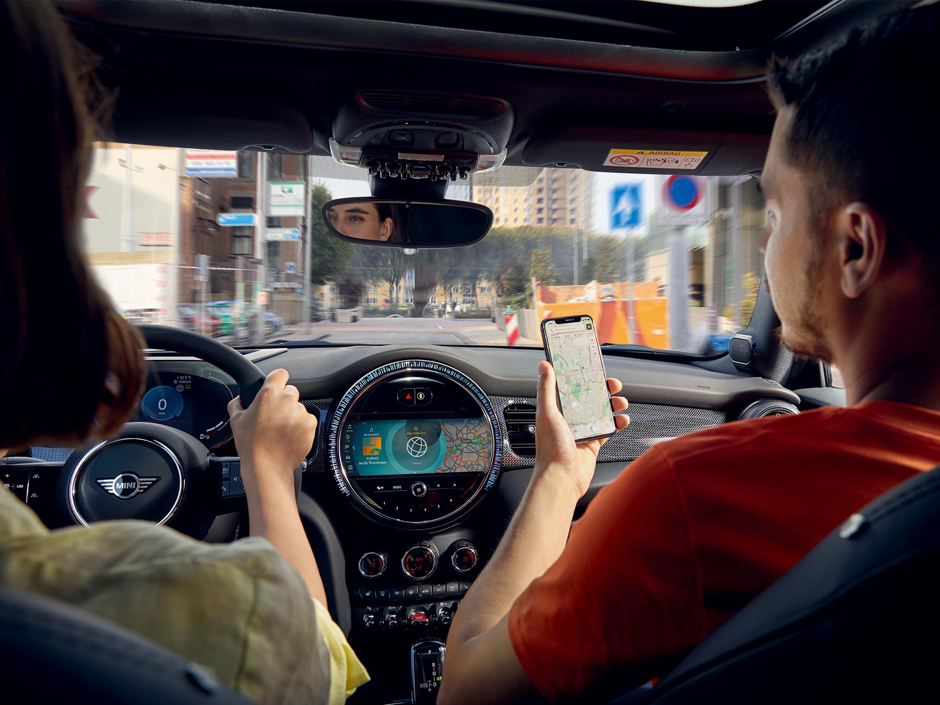 車内でMINI AppとMINI Connectedを接続する男性